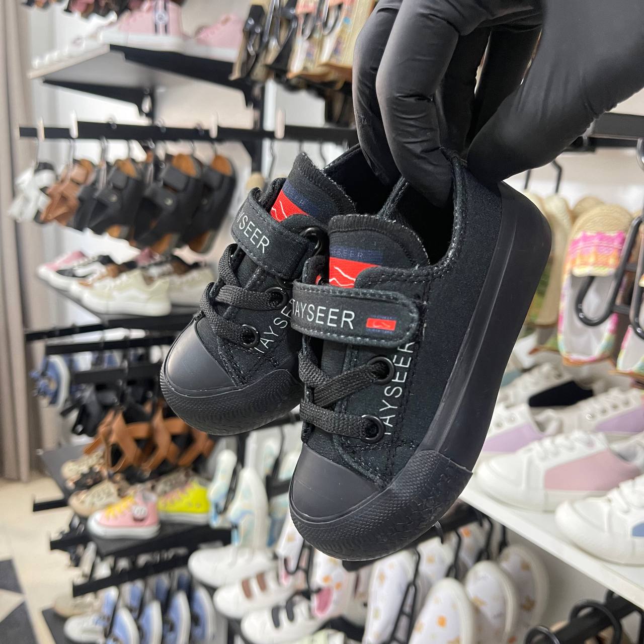 سنيكر Ta اسود B 1 برت  _  Plain Sneakers 👟 - الصورة 2