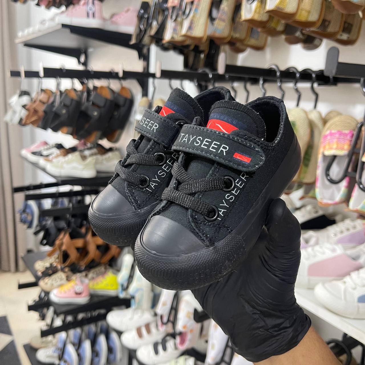 سنيكر Ta اسود B 1 برت  _  Plain Sneakers 👟 - الصورة 3