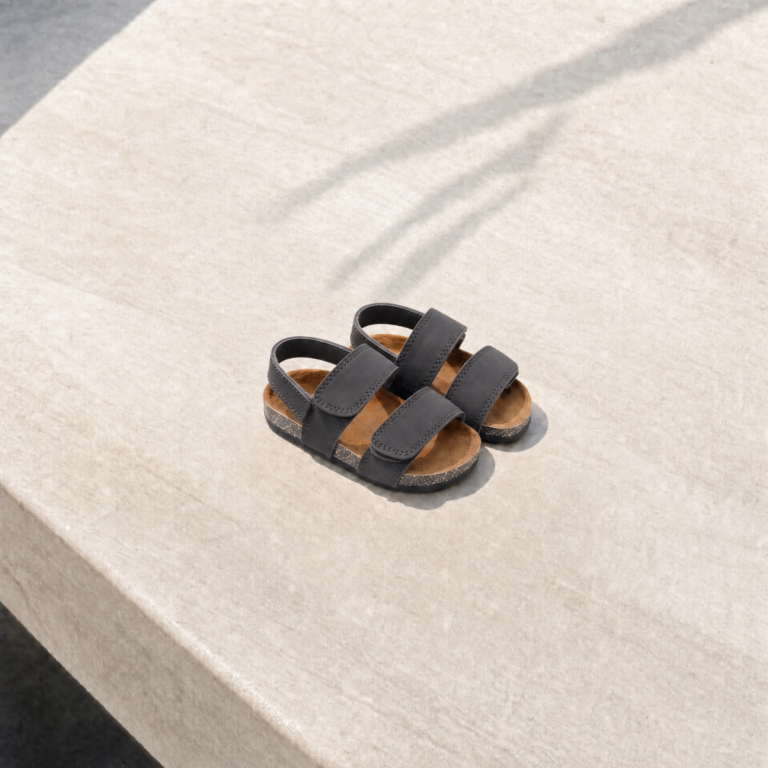 sandal_scene_black