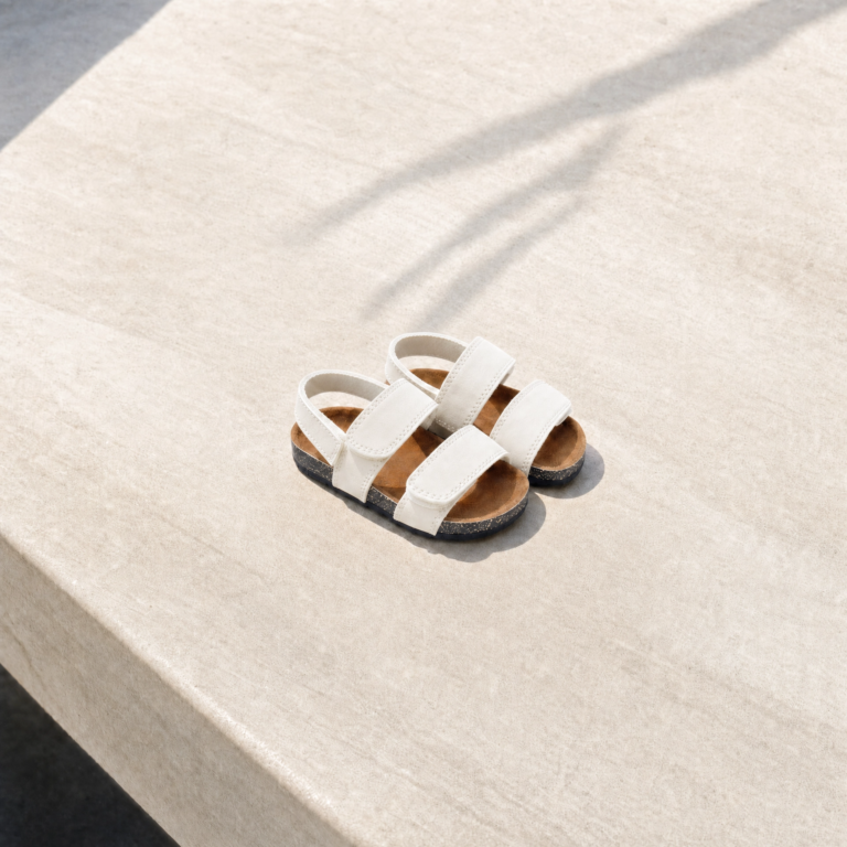 sandal_scene_white